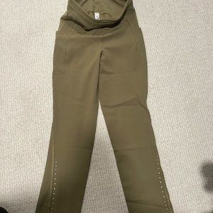 Never got to wear it , Im 5”2 and don’t like the cropped legging on me ,New!